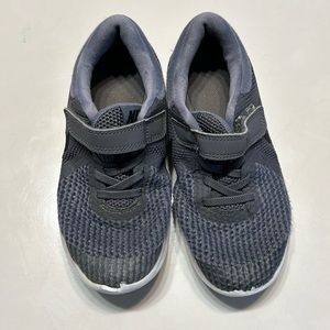 Boys Nike 1Y grey tennis shoes Revolution 4